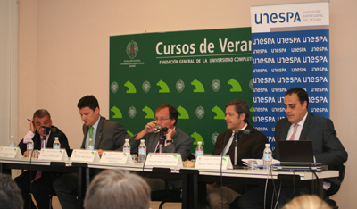 Periodistas y directores de Comunicación del sector en la mesa redonda sobre transparencia.