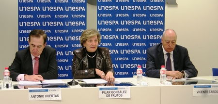 La Asamblea la abrió la presidenta de UNESPA, Pilar González de Frutos –que estuvo flanqueada en el acto por sus vicepresidentes, Antonio Huertas (MAPFRE) y Vicente Tardío (ALLIANZ)