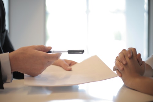 firma de contrato.
Foto de Andrea Piacquadio en Pexels
