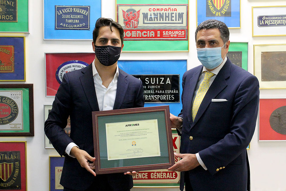 Entrega diploma mejor alumno