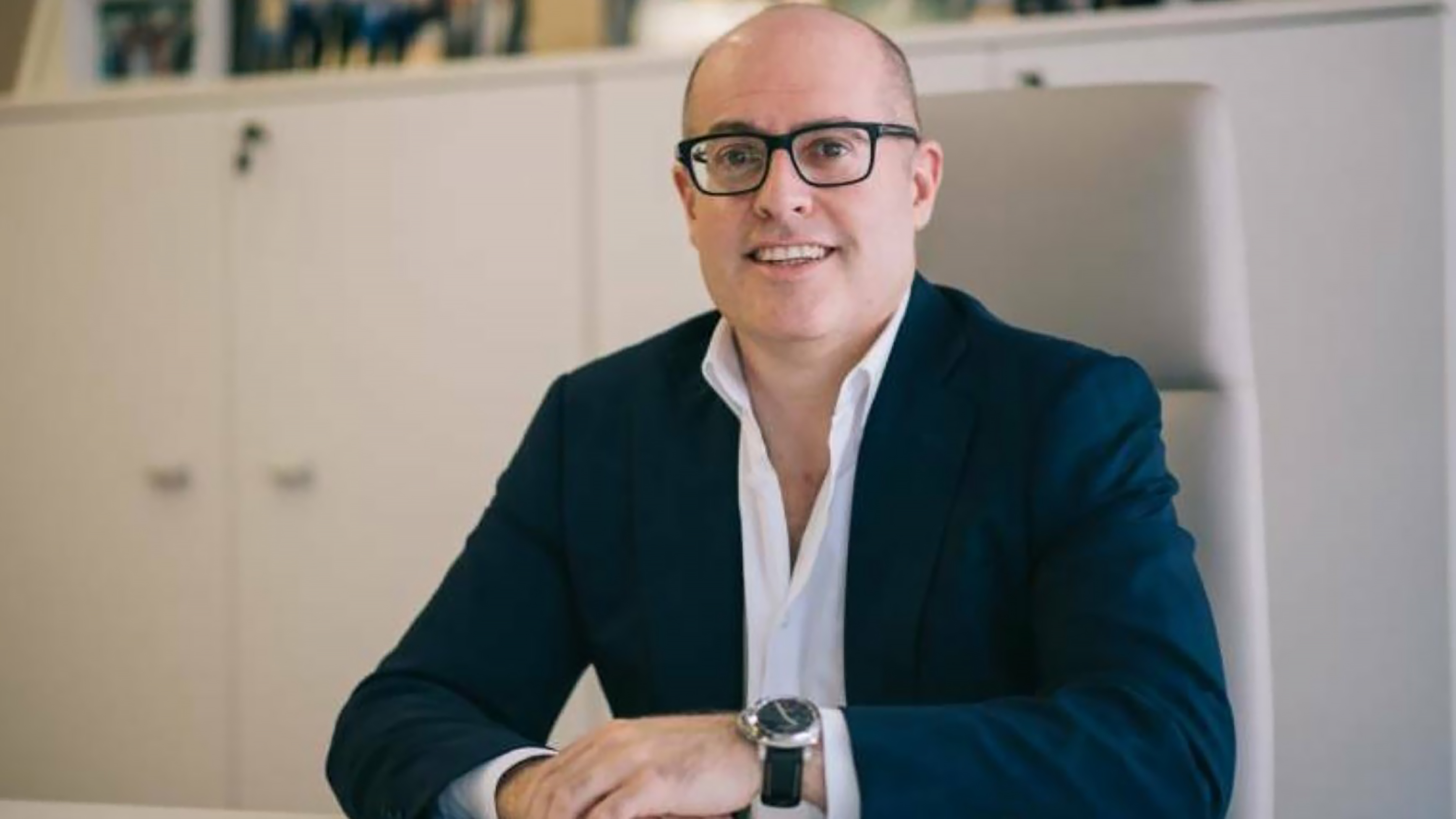 directivo Howden