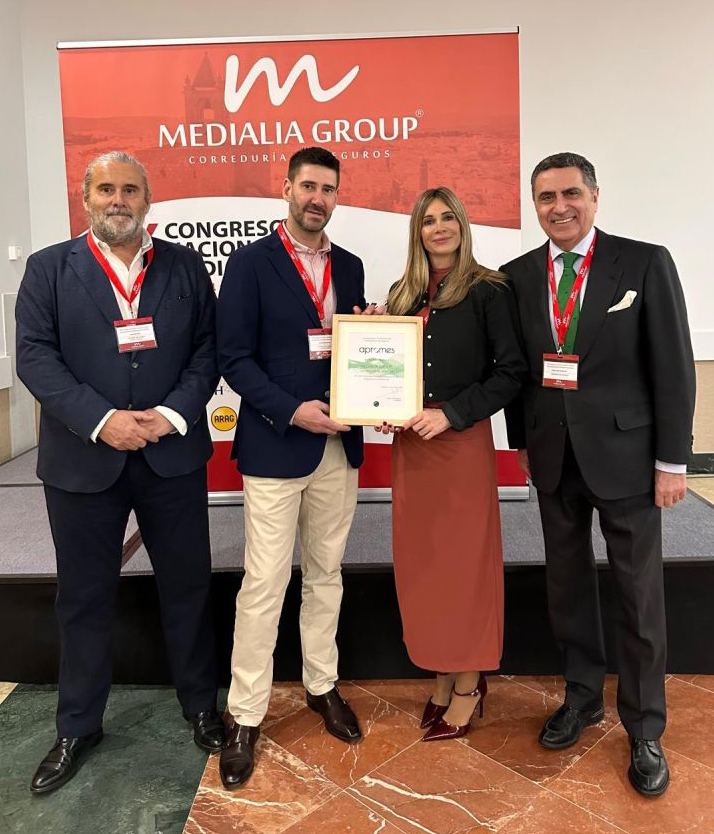 Entrega de diploma a Medialia Group