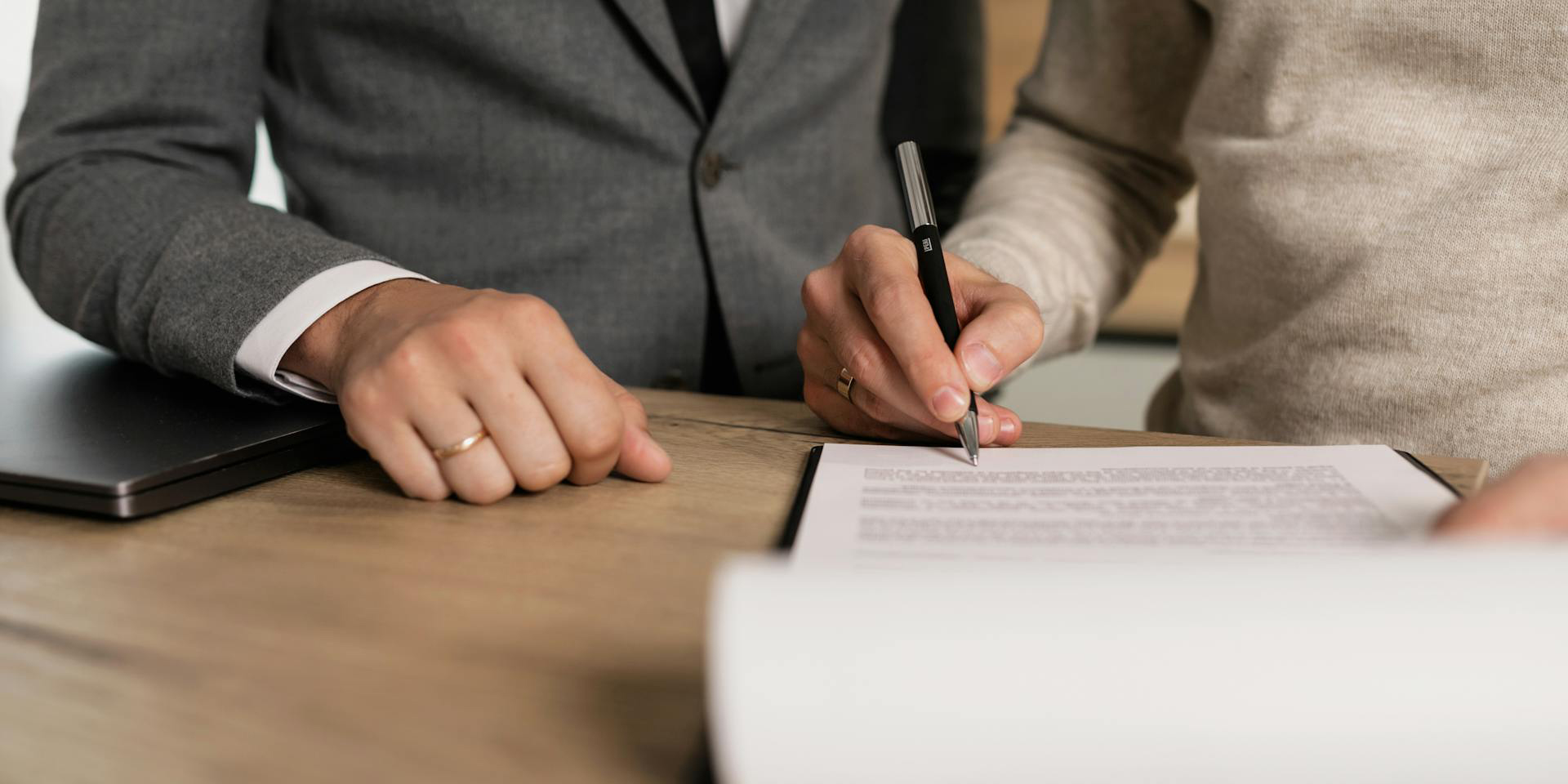 Agentes y corredores distribuyen seis de cada diez pólizas de Multirriesgos. (Foto de Alena Darmel: https://www.pexels.com/es-es/foto/manos-mesa-documentos-contrato-7641842/)