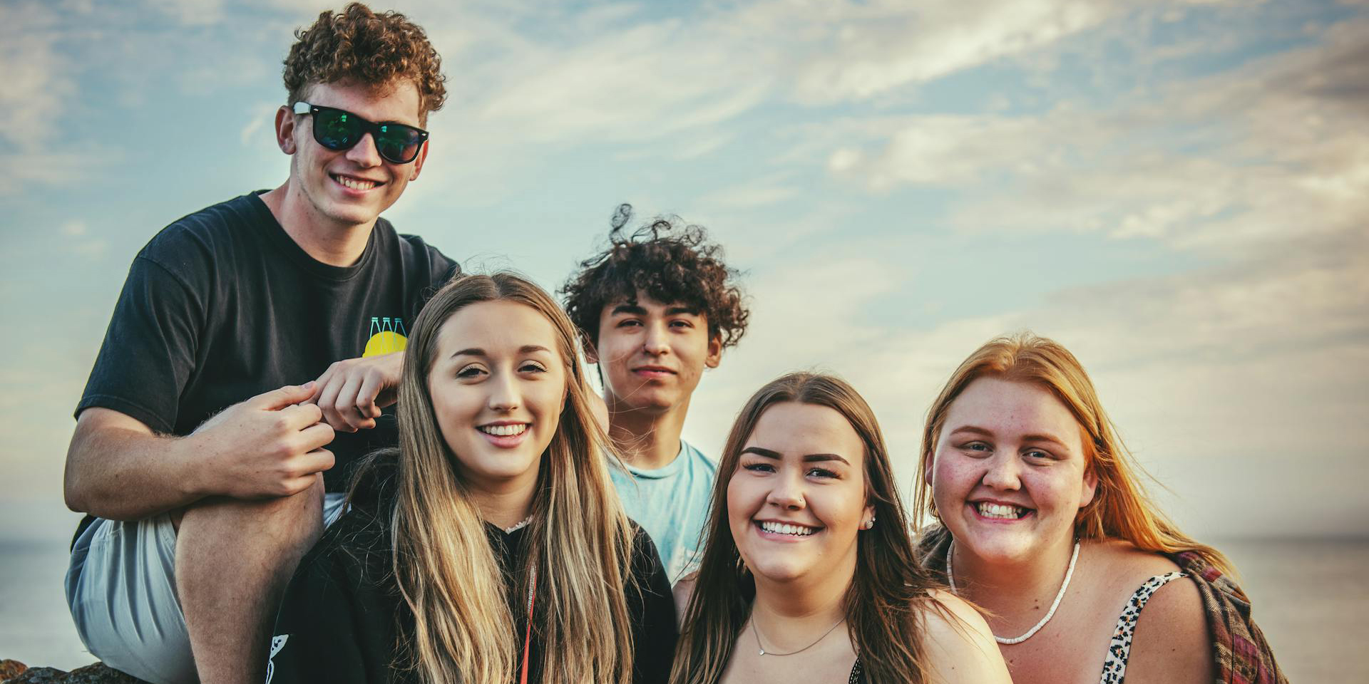 Los jóvenes europeos piden seguros más simples, digitales y personalizados. Foto de Tim Mossholder: https://www.pexels.com/es-es/foto/grupo-de-personas-tomando-fotografias-3063478/
