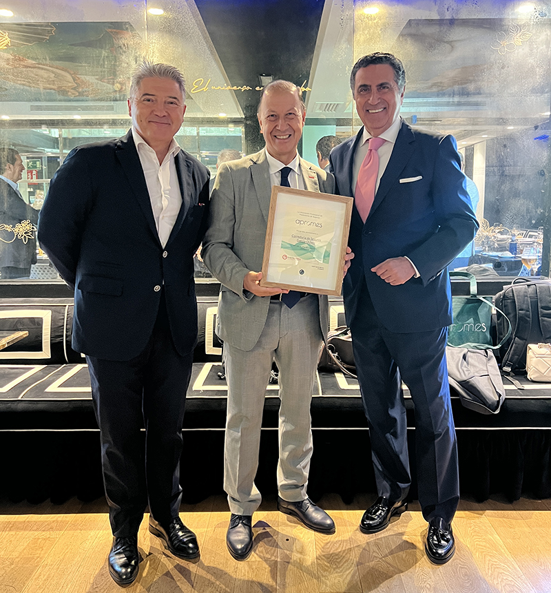 Entrega del reconocimiento a José Luis García-Ochoa