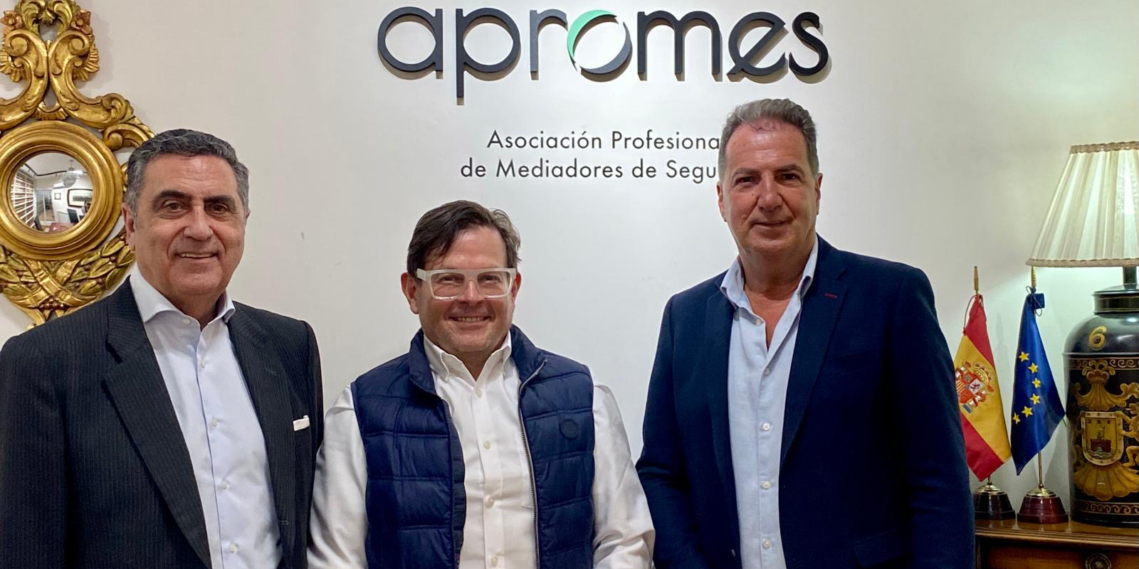 El rector de la Universidad Fundepos, Asociado de Honor de APROMES